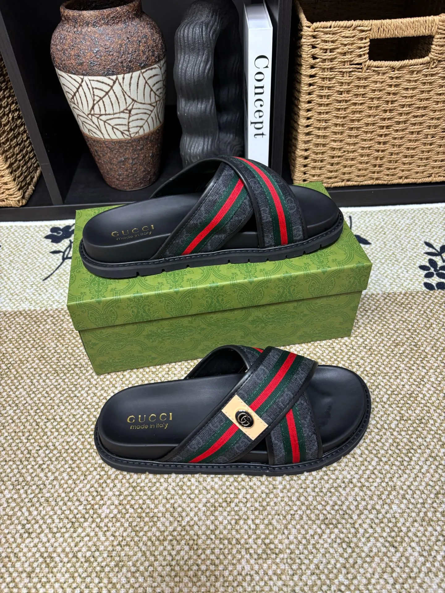 Factory 💰 300 yuan Gucci slippers] high-end men's shoes brand official website 1:1 latest masterpiece: original mold customization, the fabric is made of imported original materials, upgraded outsole, lighter and non-slip. The market's top quality, simple yet tasteful, a must-have for fashionistas, fashionable at your feet, full of confidence, the same style at the counter 👍The season of summer slippers is here. Code: 38-45 (45 customized)